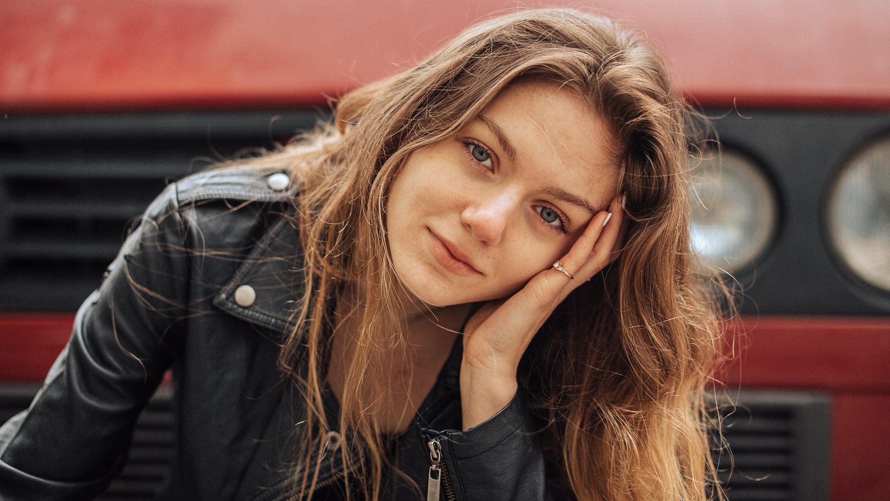 El trucazo para limpiar tu cazadora de cuero con un producto que tienes en casa