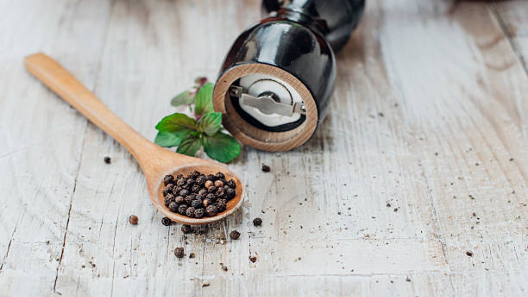 El trucazo que desconocías para rellenar un molinillo de pimienta