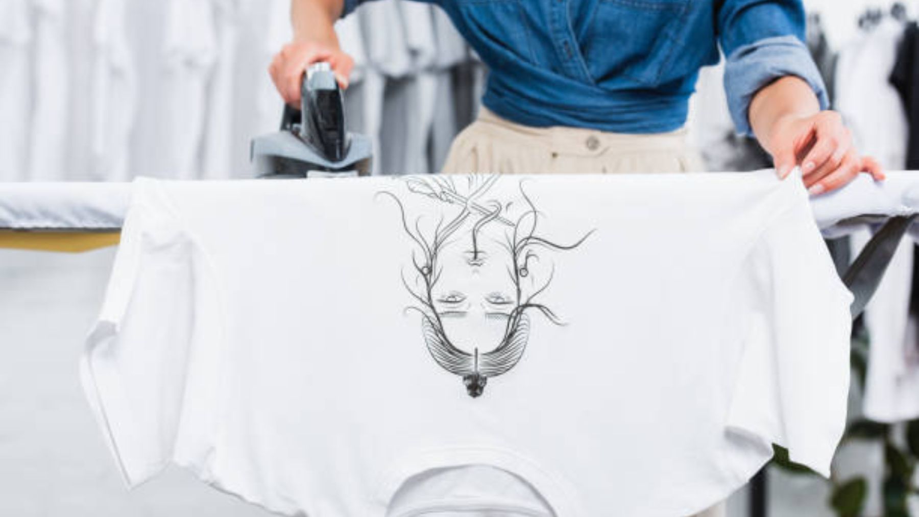 El trucazo viral de la plancha para que los cuellos de tu camiseta queden perfectos