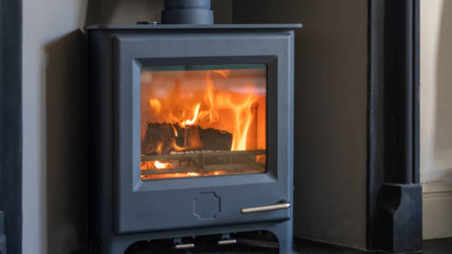 El truco para limpiar a la perfección el cristal de la chimenea o la estufa