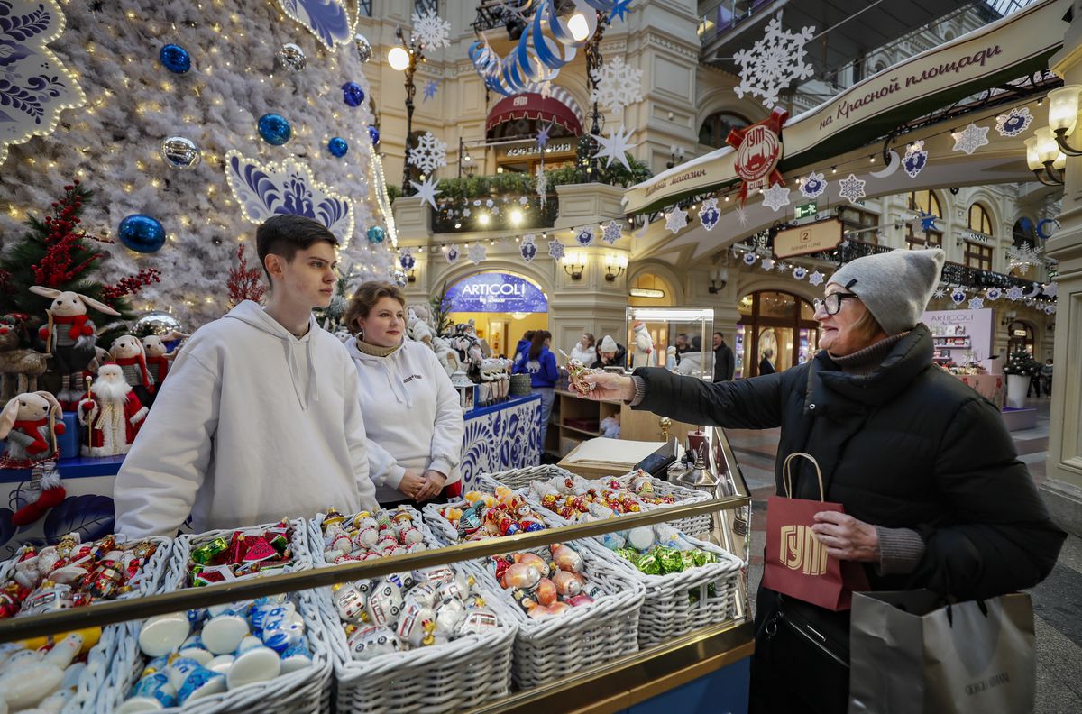 El último Iphone, perfumes de Chanel o un Rolex: las marcas occidentales llenan los escaparates rusos pese a las sanciones
