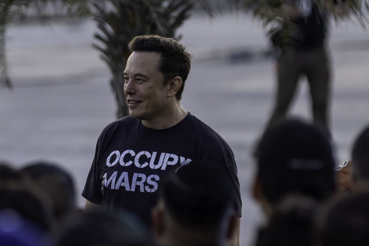 Elon Musk declara la guerra a Apple por retirar la publicidad de Twitter