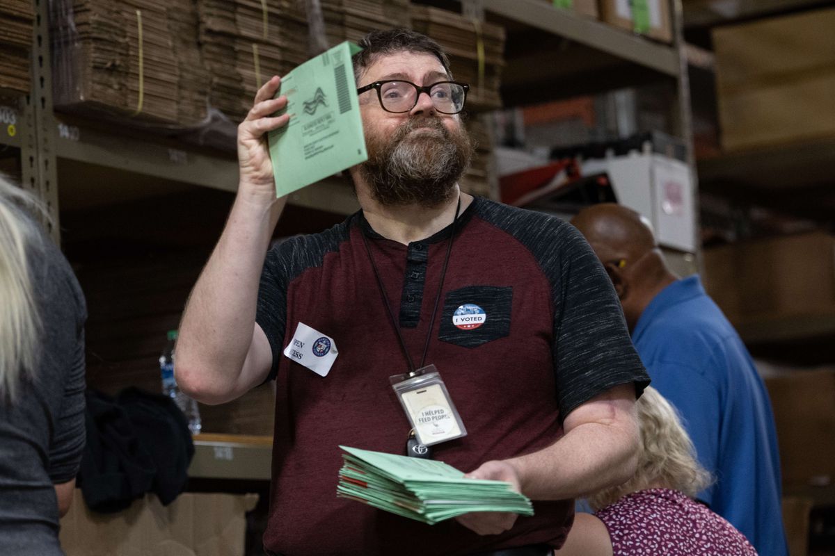 En Arizona revive el fantasma del fraude electoral de Donald Trump