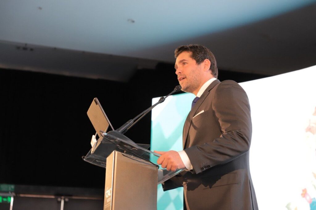 En reunión ultraderechista, Eduardo Verástegui acusa a AMLO de querer concentrar el poder