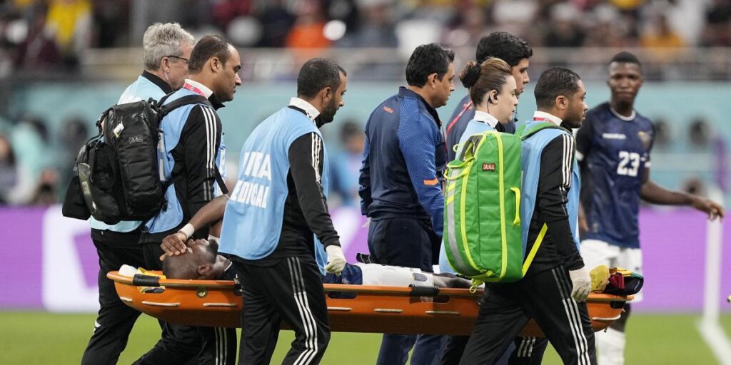 Enner Valencia, de alegría por el gol a ser retirado en camilla