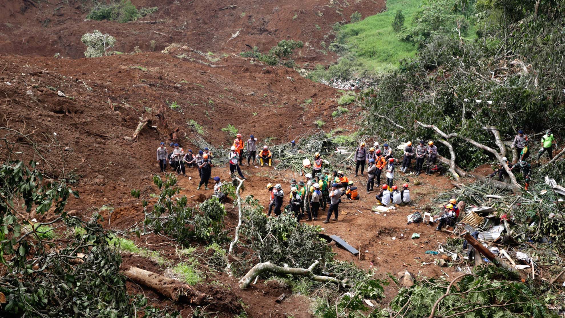 Esperanzador rescate: encuentran a niño de 6 años tras 2 días bajo los escombros en Indonesia
