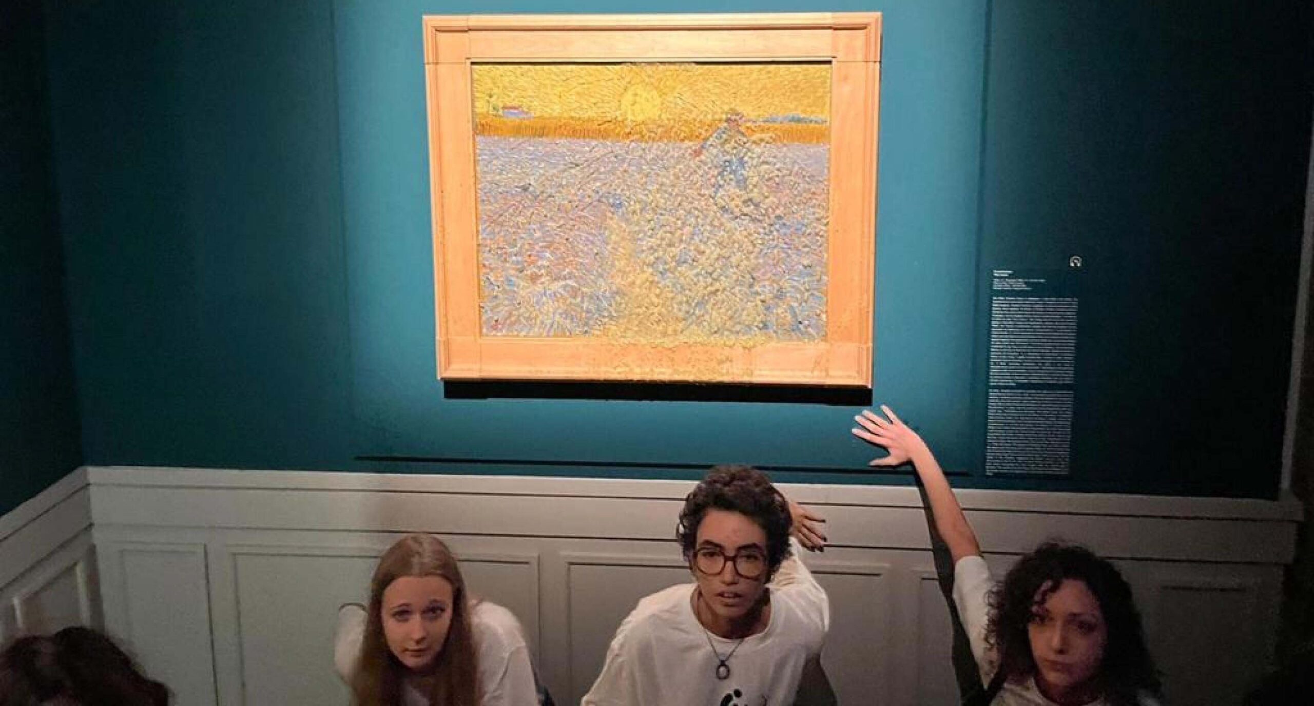 Esta vez derraman puré de verduras en otro cuadro de Van Gogh