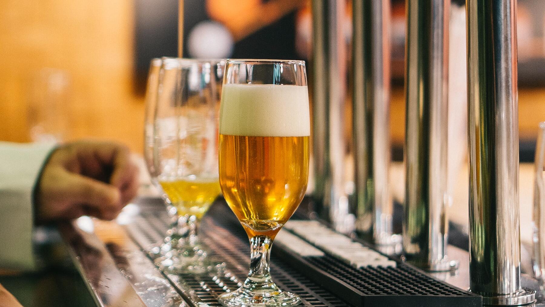 Este es el aperitivo que más recomiendan para comer con la cerveza