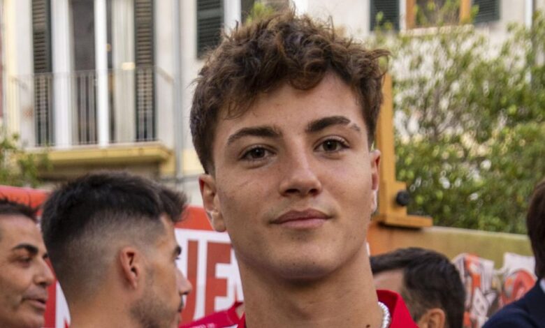 Fans e instituciones se vuelcan en Palma con el campeón Izan Guevara