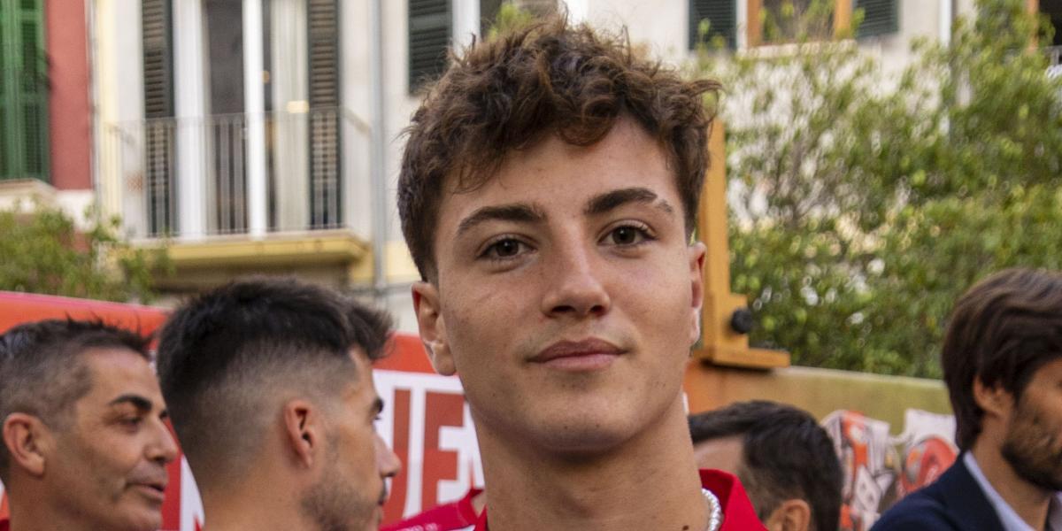 Fans e instituciones se vuelcan en Palma con el campeón Izan Guevara