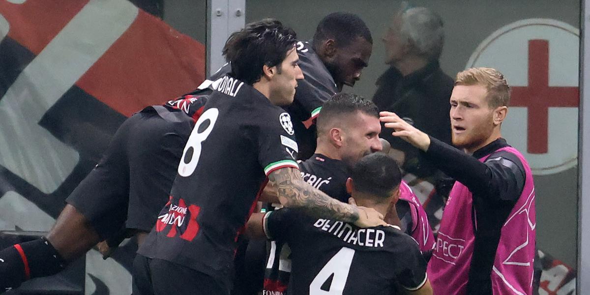 Giroud, con un doblete, lleva al Milan a octavos