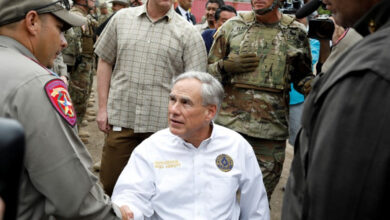 Gobernador de Texas desplegará vehículos tipo tanque contra la 'invasión' de migrantes