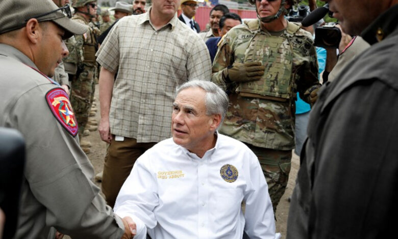 Gobernador de Texas desplegará vehículos tipo tanque contra la 'invasión' de migrantes
