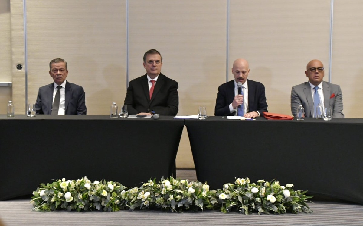 Gobierno de Maduro y oposición venezolana firman acuerdo en México