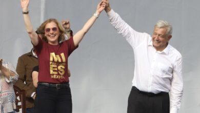 Gutiérrez Müller agradece a Edy Smol por diseñar playera para marcha de AMLO