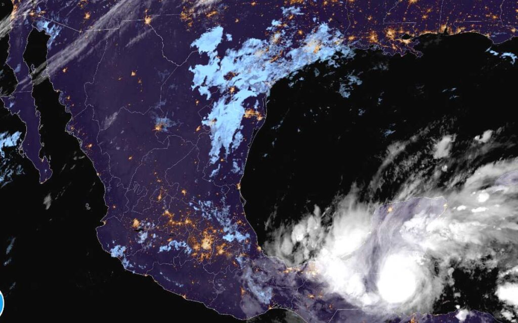 Huracán Lisa toca tierra en Belice, se enfila a México