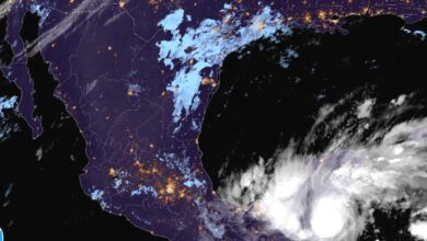 Huracán Lisa toca tierra en Belice, se enfila a México