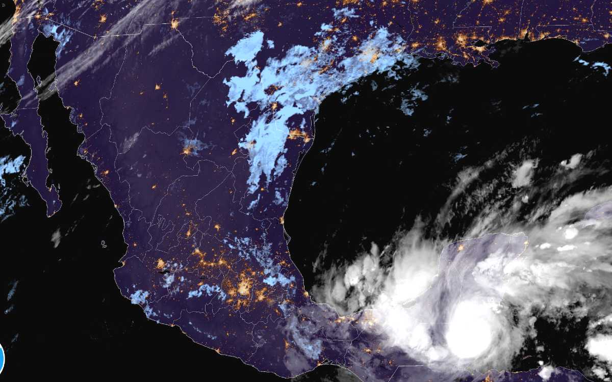 Huracán Lisa toca tierra en Belice, se enfila a México