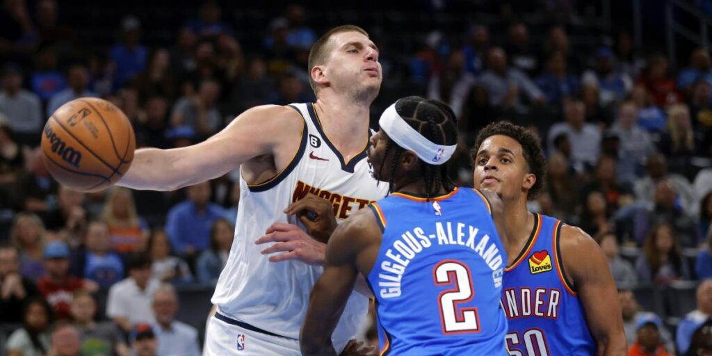 Jokic se apunta otro triple-doble contra Oklahoma y supera a Chamberlain