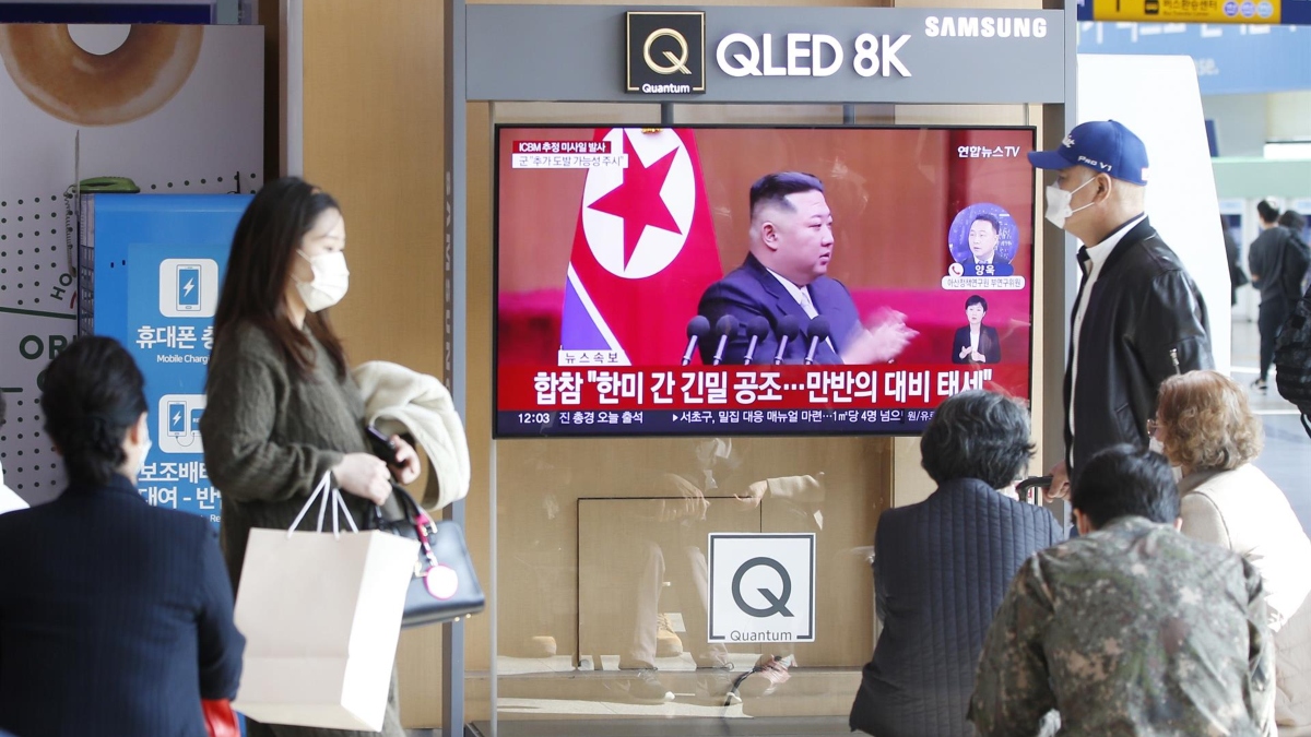 Kim Jong-un muestra por primera vez en público a su hija durante la prueba de un misil