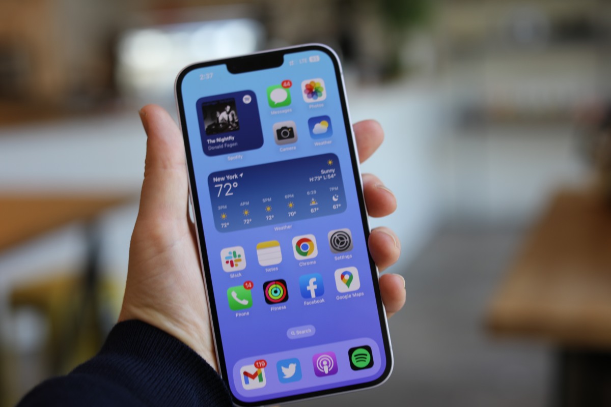 Los consumidores están derrochando en teléfonos inteligentes premium en medio de difíciles condiciones económicas, según un informe