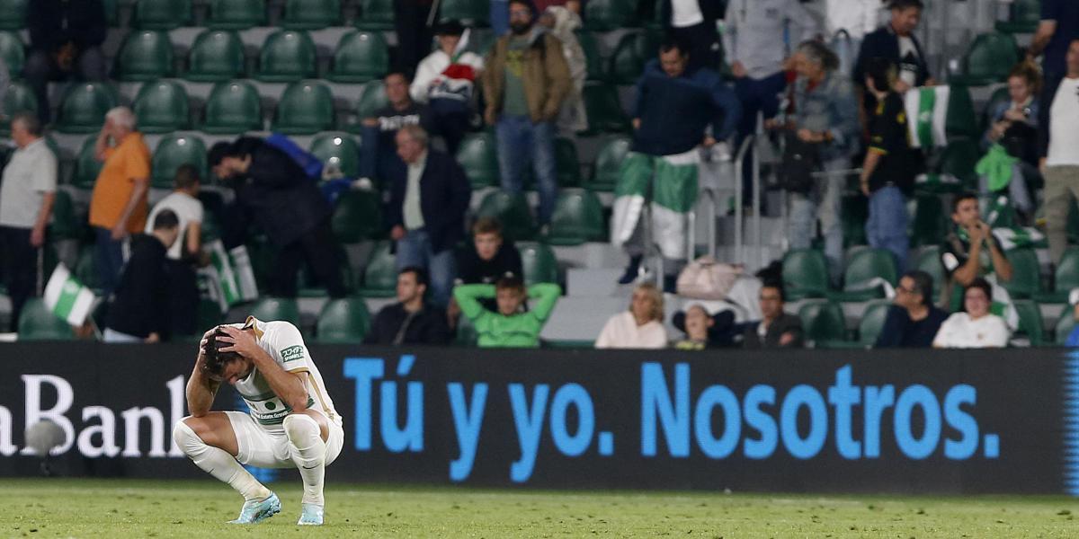 La afición del Elche, harta: "Bragarnik, vete ya"