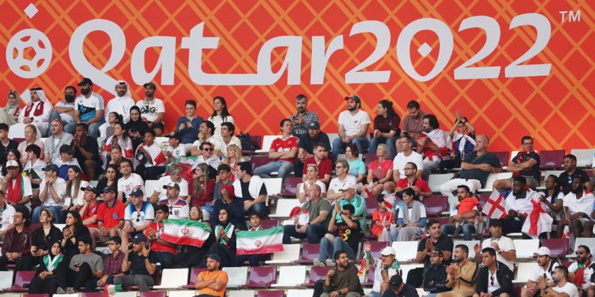 La afición iraní protesta por la situación de la mujer en su país