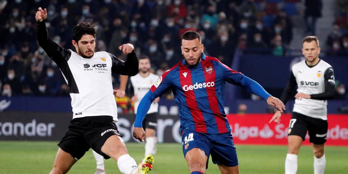 La baja de Vezo obligará otra vez a Calleja a cambiar la defensa