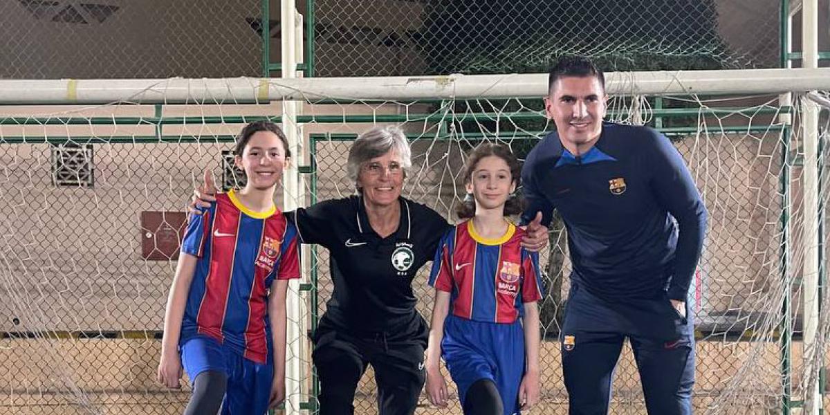 La entrenadora de la selección femenina de Arabia Saudí visita la Barça Academy en Riyadh