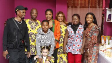 La familia Fati, en la apertura de la primera tienda Djuku
