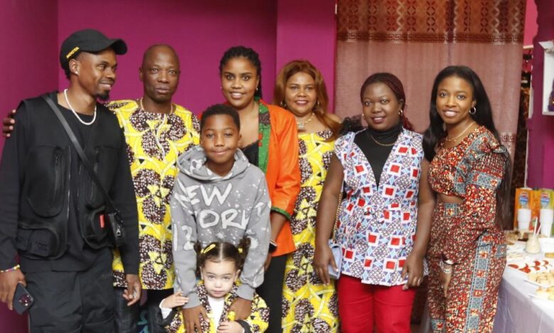 La familia Fati, en la apertura de la primera tienda Djuku