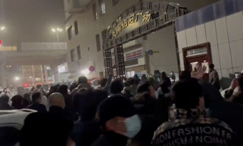 La muerte de 10 personas en un incendio en Xinjiang extiende las protestas contra la política de covid zero en China