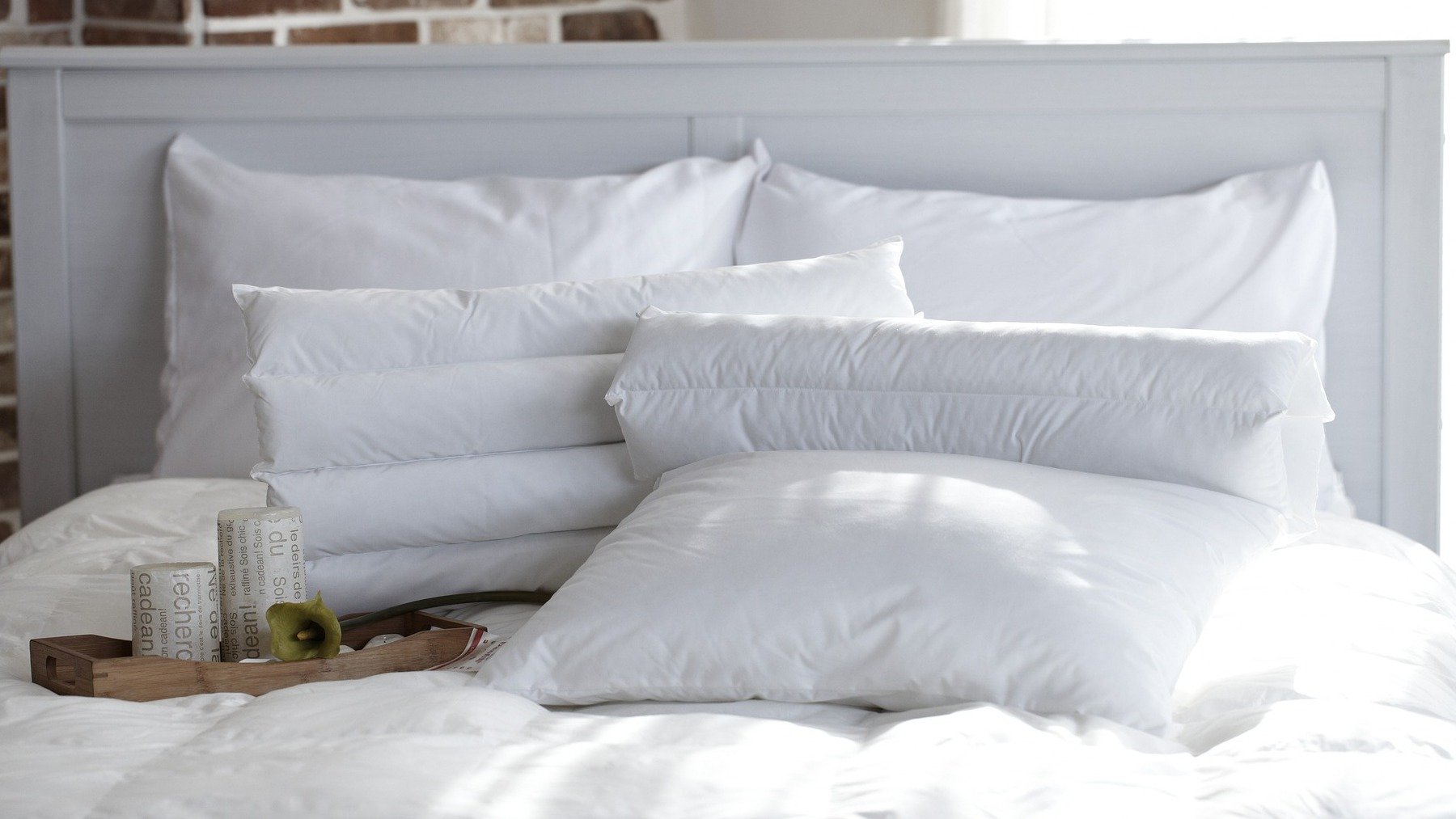 La razón de peso por la que deberías cambiar más en a menudo la funda de tus almohadas