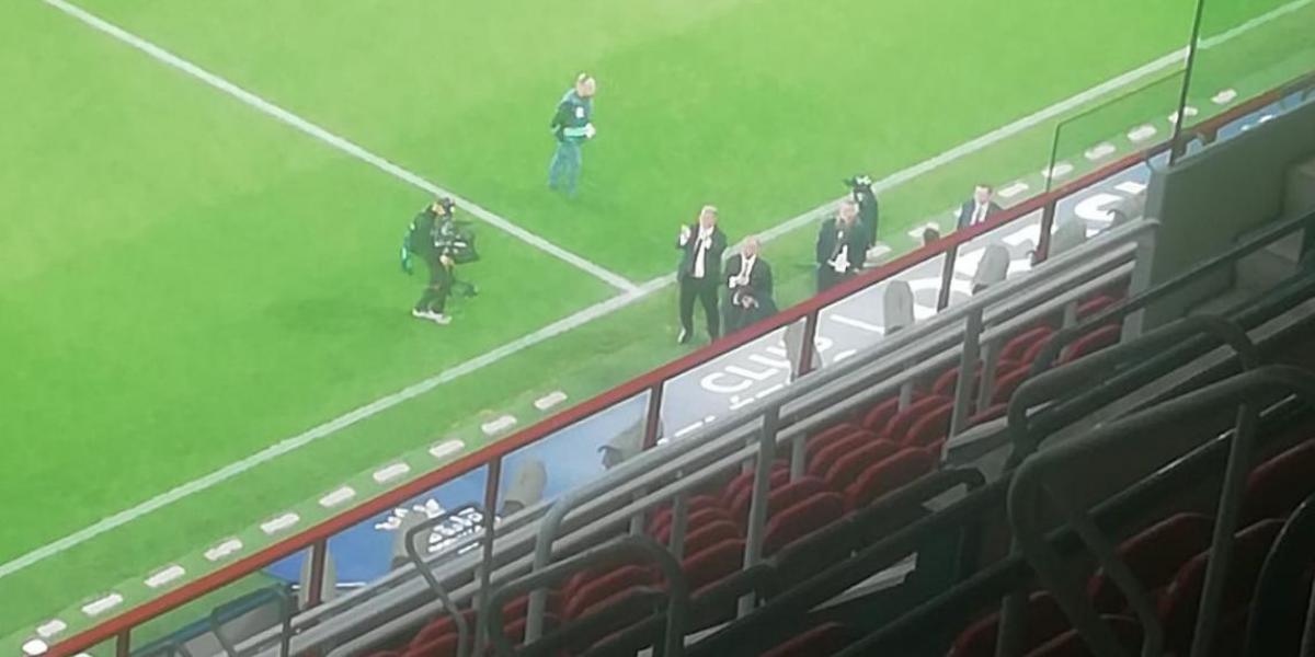 Laporta y Yuste lo celebraron en el césped saludando a la afición