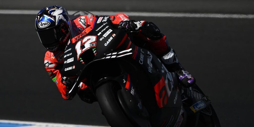 Las Aprilia, al frente del test de Cheste antes de la parada para comer