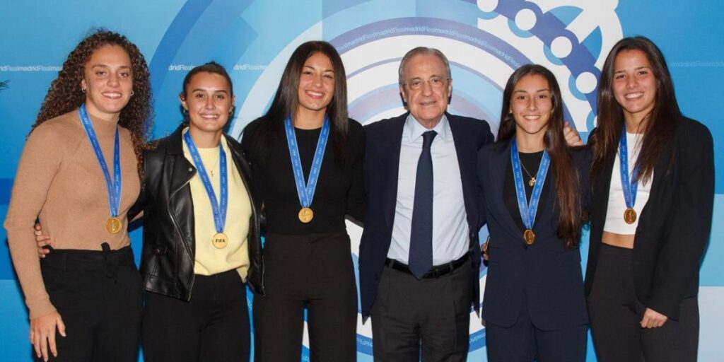 Las campeonas del Mundial Sub-17, o en el palco del Bernabéu