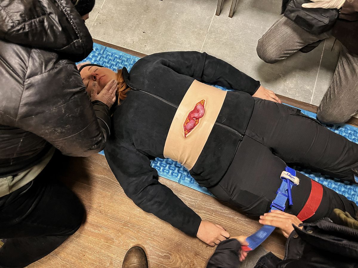 Lecciones en Ucrania para ser reportero de guerra: explosiones de fogueo, torniquetes y campos de minas