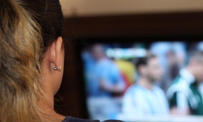 Llega el plan manta y fútbol: 3 de cada 5 españoles verán el Mundial en casa