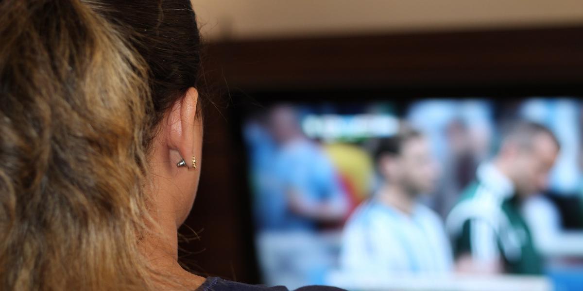 Llega el plan manta y fútbol: 3 de cada 5 españoles verán el Mundial en casa