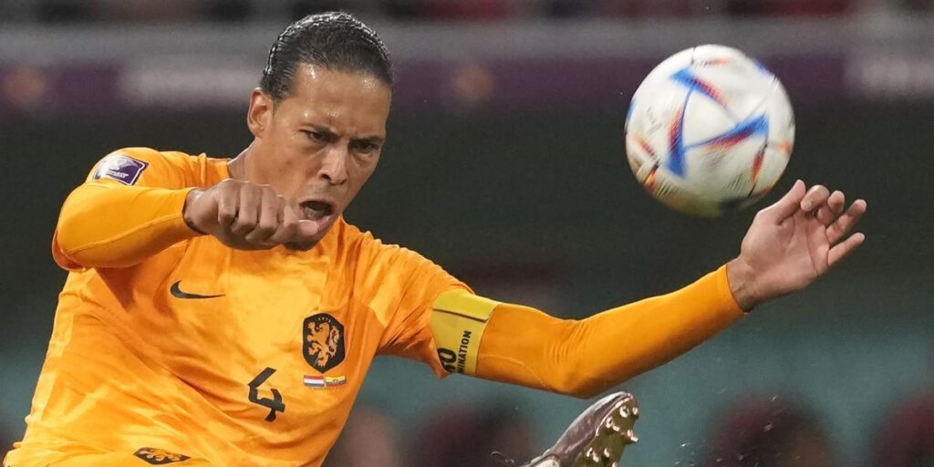 Lo que contesta Van Dijk a las duras críticas de Van Basten