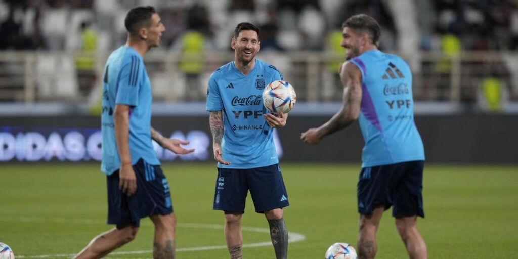 Locura por Messi en el entrenamiento de Abu Dabi