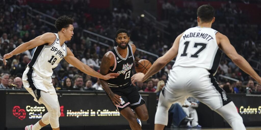 Los Clippers castigan a unos Spurs hundidos