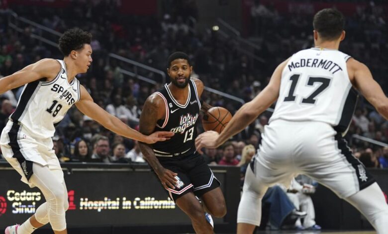 Los Clippers castigan a unos Spurs hundidos