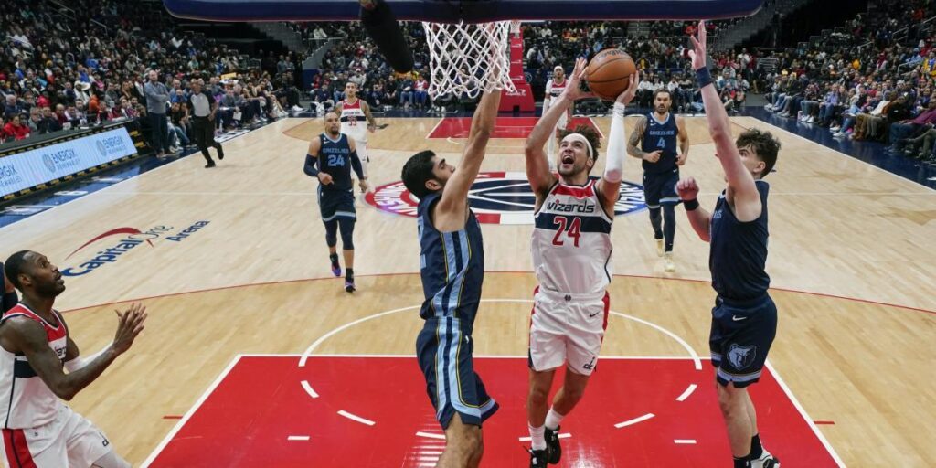 Los Grizzlies tropiezan a pesar del buen papel de Santi Aldama