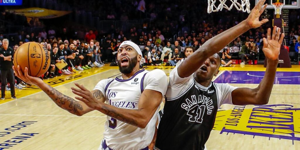 Los Lakers se refugian en Anthony Davis