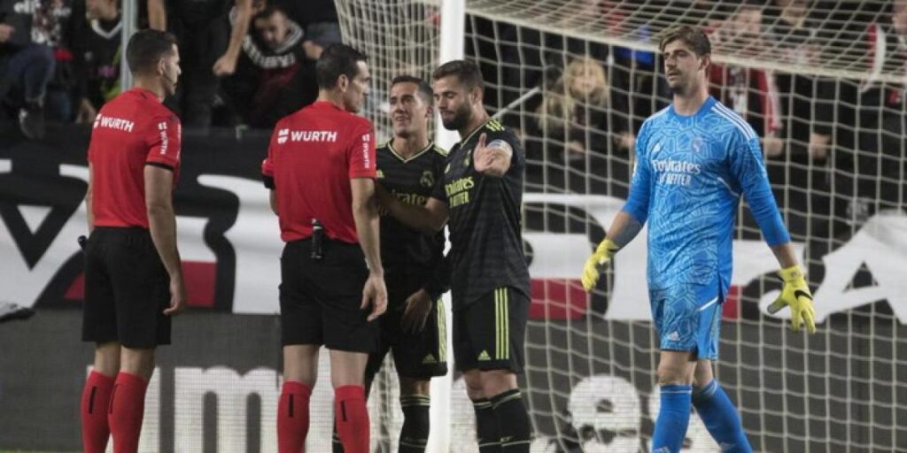 Lucas Vázquez se queja del penalti repetido