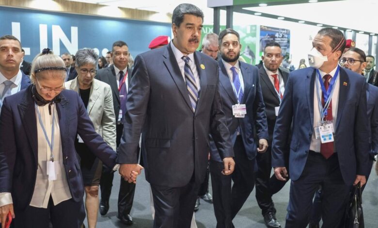 Maduro estrena su nueva posición internacional en la cumbre del clima al verse con Macron, Kerry y Petro