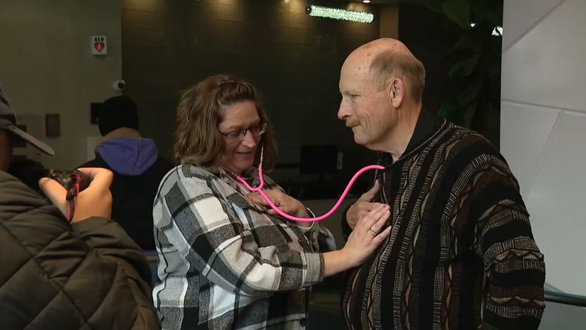 Mamá de Indiana escucha latidos del corazón trasplantado de su difunta hija por primera vez