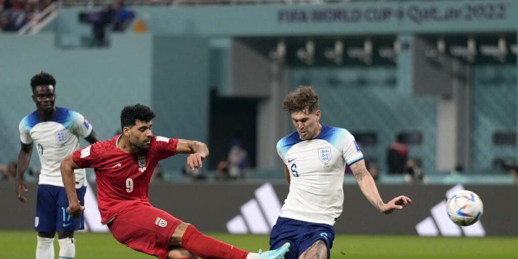 Mehdi Taremi reduce distancias para Irán con un golazo