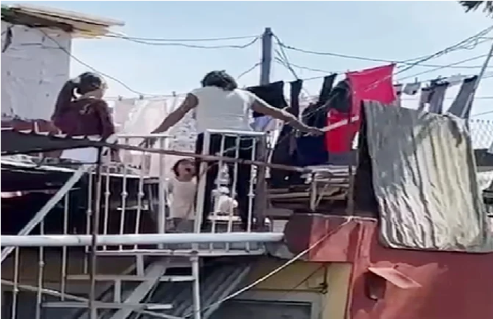 Mujer golpea con palo a una niña de 2 años por perder el dinero (VIDEO)